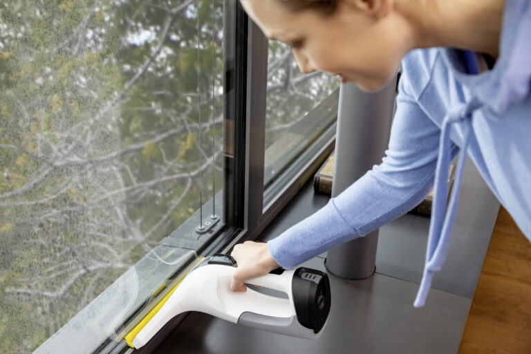 Müheloses Fensterreinigen bis zur Fensterunterkante mit dem Akku-Fenstersauger WV 4-4 PLUS